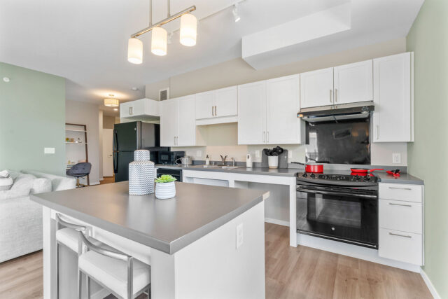 https://chamberlainapartments.com/wp-content/uploads/2024/10/CBL-071025-095-640x427.jpg